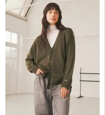 유니클로 안야 힌드마치 메리노 오버 사이즈 V넥 가디건 올리브