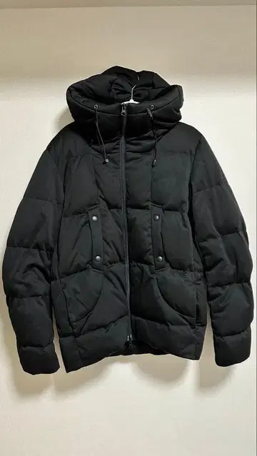 블랙 다운 자켓 후드 부착