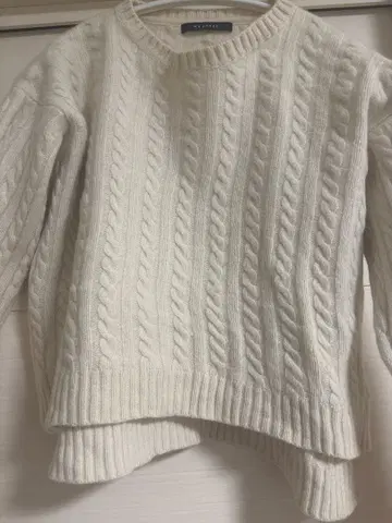화이트 케이블 짜임 긴팔 스웨터