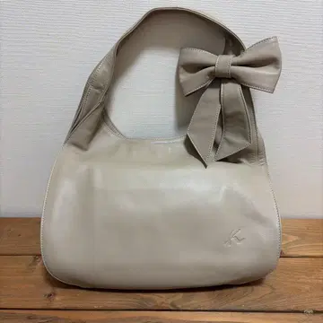 키타무라 리본 포함 베이지 가죽 핸드백