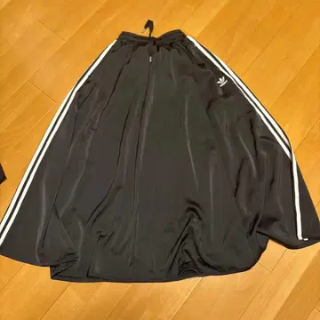 adidas 블랙 스트라이프 롱 스커트