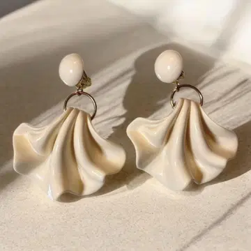 프릴 디자인 귀찌 크림색