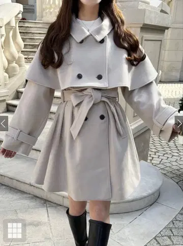 라이트 베이지 더블 브레스트 트렌치코트