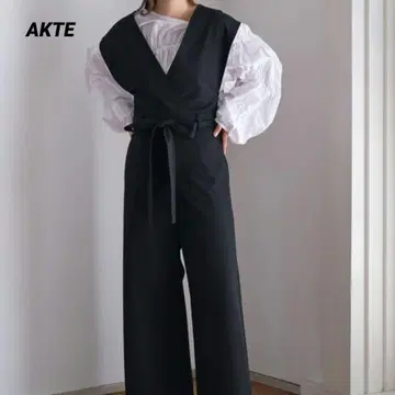 새상품급 AKTE 올인원 V넥 점프수트 블랙 M 2024