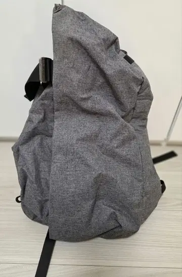 그레이 쿠션 포함 백팩
