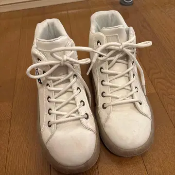 화이트 하이컷 스니커즈