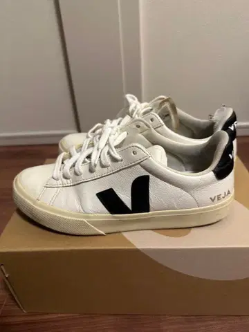 VEJA 캄포 크롬 프리 가죽 로우컷 스니커즈 0923