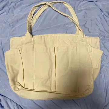 크림색 토트백 외 포켓 부착