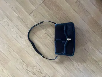 퍼와 가죽 숄더백