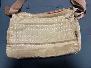 베이지 다이아몬드형 숄더백 HANAE MORI