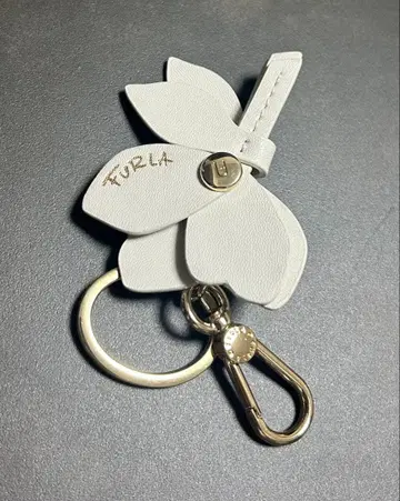 FURLA 훌라 플라워 참 키링 화이트 골드 금장 장식