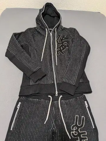 1PIU1UGUALE3 블랙 후드티와 팬츠 세트