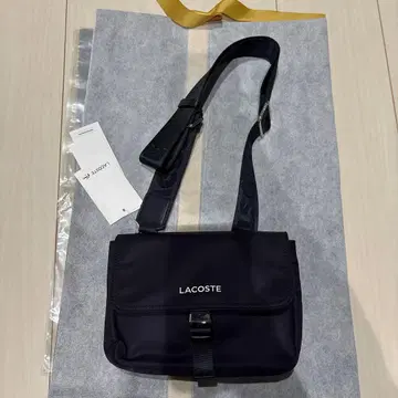 LACOSTE 액티브 나일론 플랩 탑 로고 숄더백