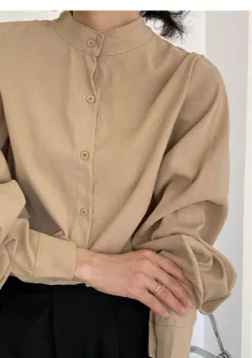 maison de LATIR 베이지 셔츠 벌룬 슬리브