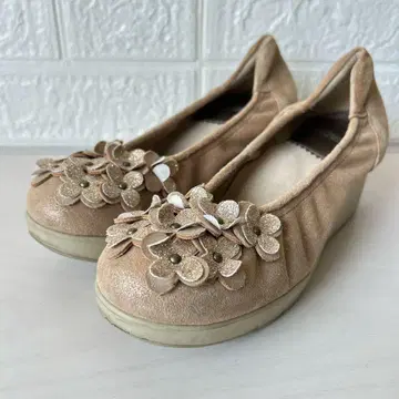 고베 뷰포트(BeauFort) 플라워 모티브 통굽 슬립온 슈즈