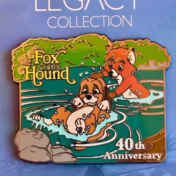 여우와 사냥개 40주년 핀 배지