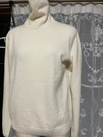 유니클로 캐시미어 아이보리 터틀넥 스웨터 긴팔