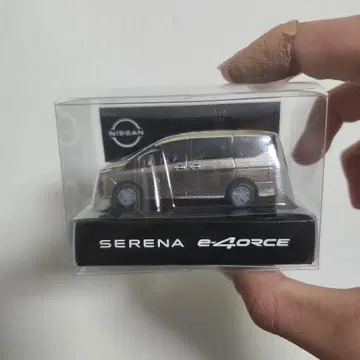 Nissan Serena e-4ORCE 미니카 골드