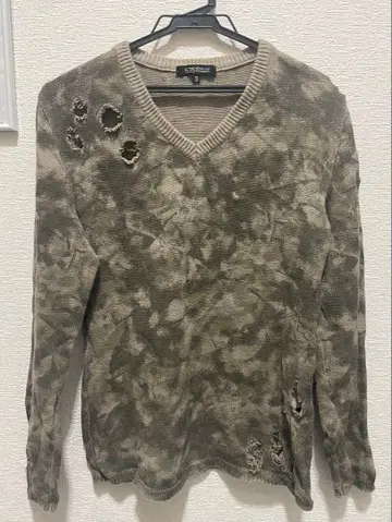 올리브 그린 V넥 니트 데미지 가공