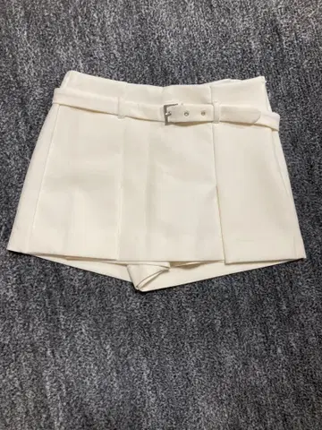 화이트 벨트 포함 숏팬츠
