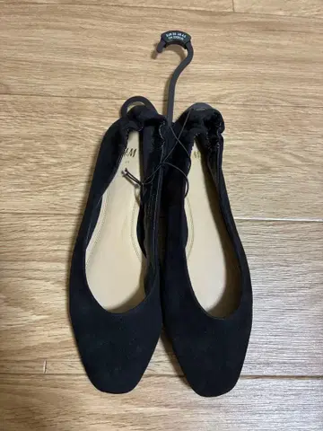 H&M 블랙 스웨이드 플랫슈즈 22.5 미사용, 새상품, 작은 사이즈