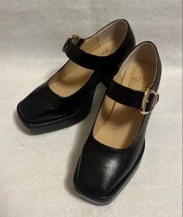 원 스트랩 통굽 힐 펌프스 / an another angelus 22.5