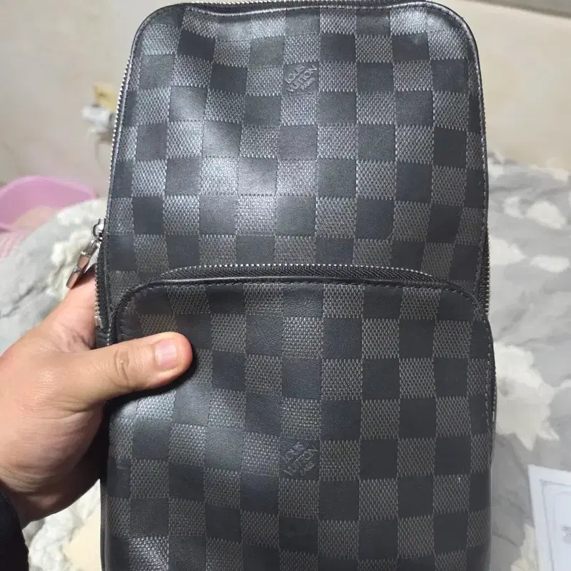 루이비통 애비뉴 슬링백입니다