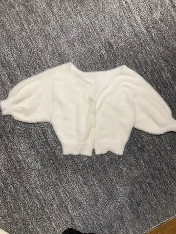 화이트 가디건 버튼 포함 퍼프 슬리브