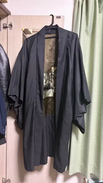 블랙 겉옷, 뒷면에 문장 부착