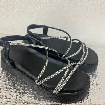 키라키아 블랙 샌들