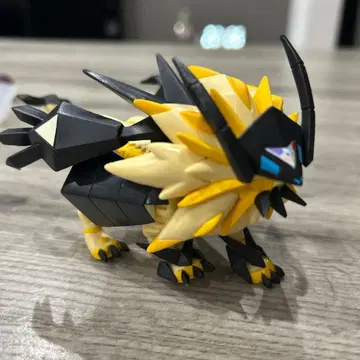 포켓몬 피규어 블랙과 옐로우 컬러 약 10cm