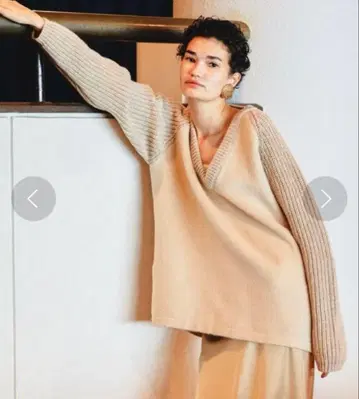 Freada/프리다 이소재 조합 V넥 니트