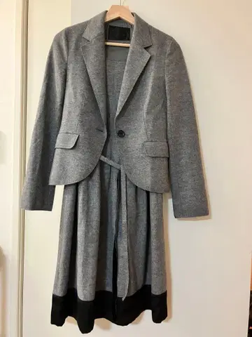 언타이틀 그레이 허리 리본 포함 무릎 기장 원피스