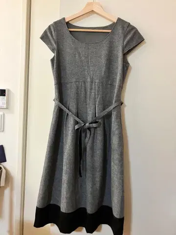 언타이틀 그레이 허리 리본 포함 무릎 기장 원피스