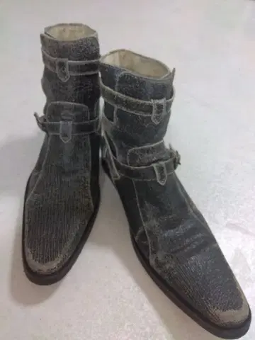 새상품급 데미지 가공이 더해진 가죽 부츠 블랙