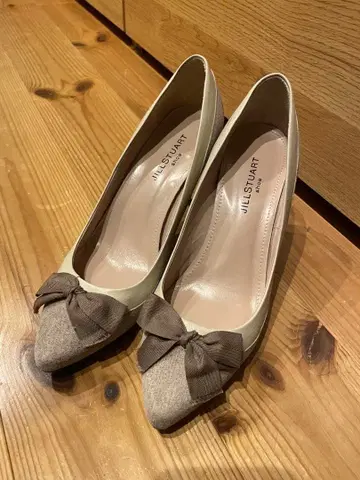질스튜어트 펌프스 베이지 계열 리본 스웨이드