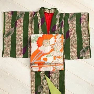 줄무늬와 잎사귀 무늬의 앤티크 코몬 착용 가능