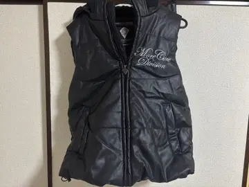 블랙 후드 부착 다운 베스트