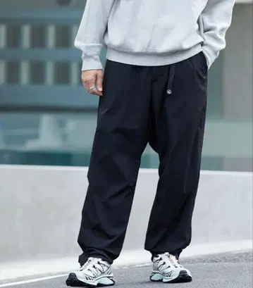 [택 포함 새상품] 와이드 실루엣 스트레치 나일론 클라이밍 팬츠