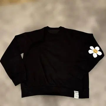 GRAVER 블랙 맨투맨 꽃 프린트