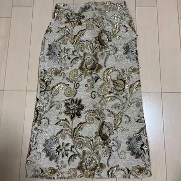 꽃무늬 자수 타이트 스커트