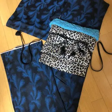 앤티크 순수 실크 코몬 어둠 속에서 반짝이는 파란 깃털