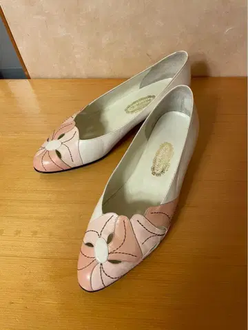 새상품급 요시노야 핑크 화이트 펌프스 24.5