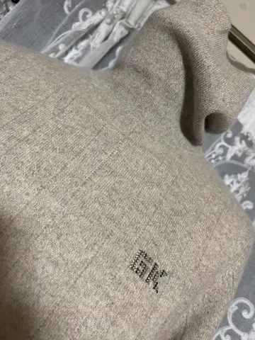 이타리야 캐시미어 베이지 터틀넥 니트 스톤 장식