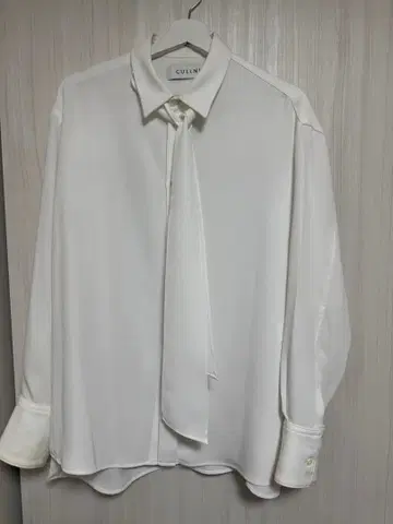 CULLNI 화이트 긴팔 셔츠 넥타이 포함
