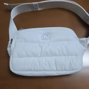 룰루레몬 화이트 바디백
