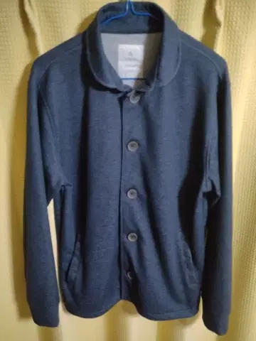 네이비 계열 버튼 달린 자켓