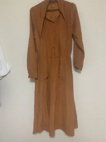 브라운 롱 드레스 버튼 포함