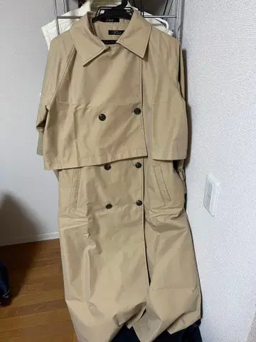 베이지 더블 브레스트 트렌치코트