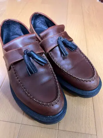 브라운 가죽 태슬 로퍼